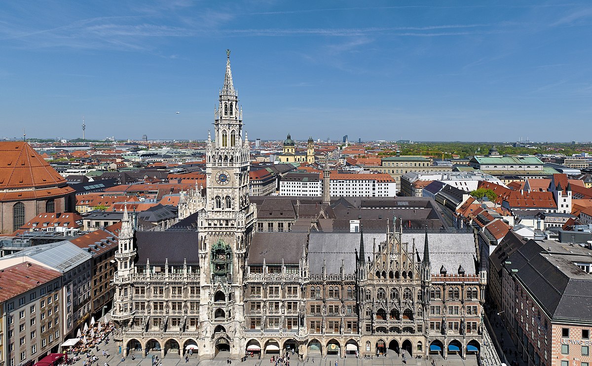 https://upload.wikimedia.org/wikipedia/commons/thumb/c/c9/Neues_Rathaus_M%C3%BCnchen_2018.jpg/1200px-Neues_Rathaus_M%C3%BCnchen_2018.jpg
