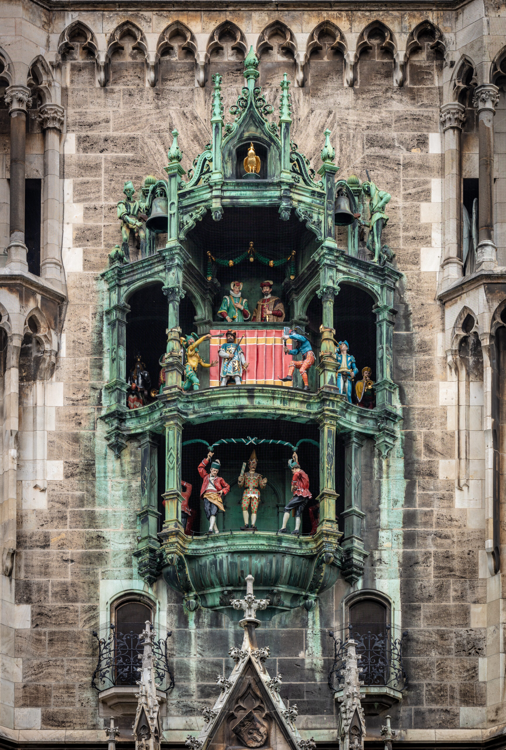 https://upload.wikimedia.org/wikipedia/commons/e/ef/2019-11-16%2C_Glockenspiel%2C_Neues_M%C3%BCnchner_Rathaus%2C_IMG_7463_edit_Christoph_Braun.jpg