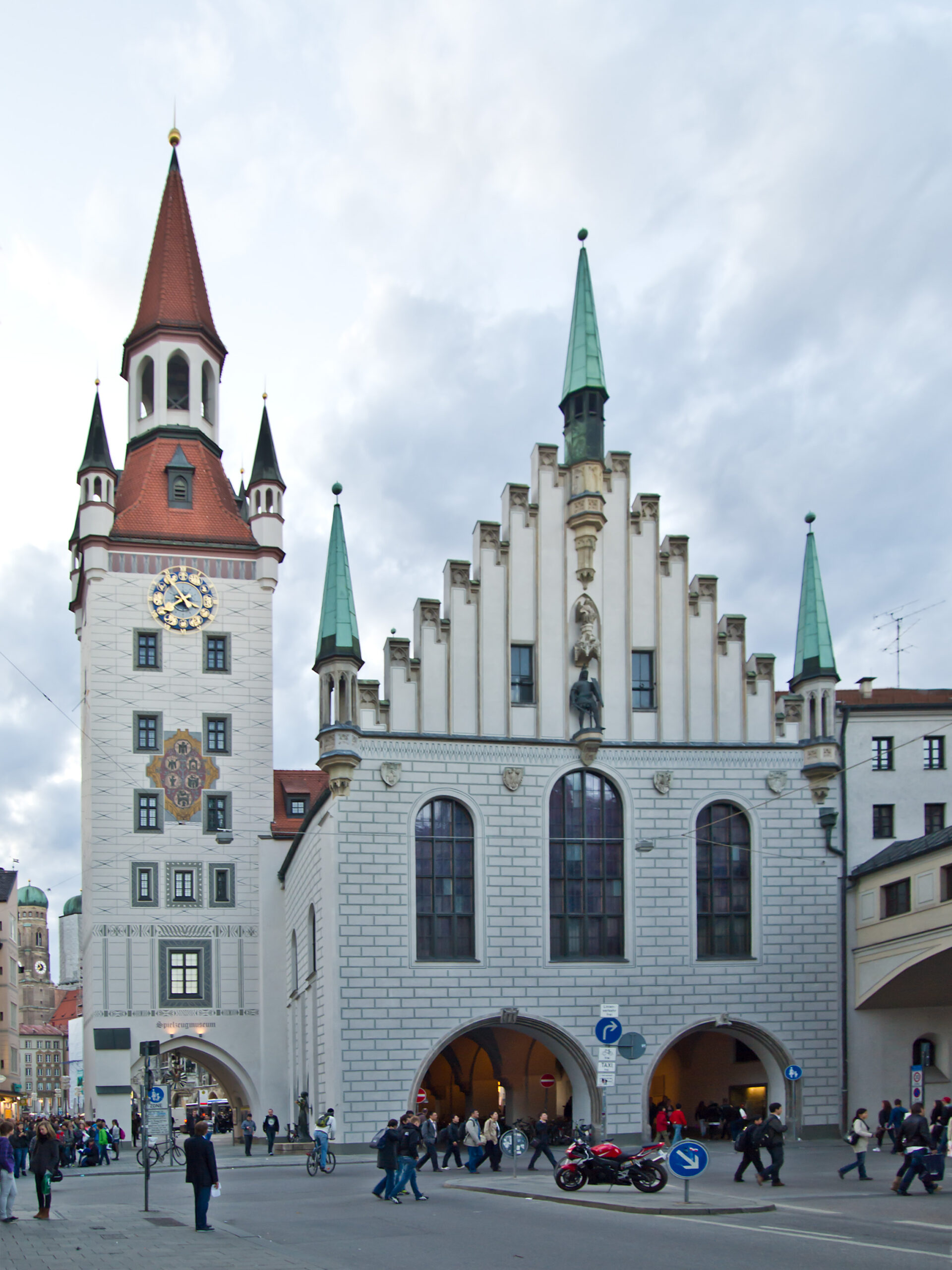 https://upload.wikimedia.org/wikipedia/commons/2/26/Altes_Rathaus_in_M%C3%BCnchen_Ostseite.jpg