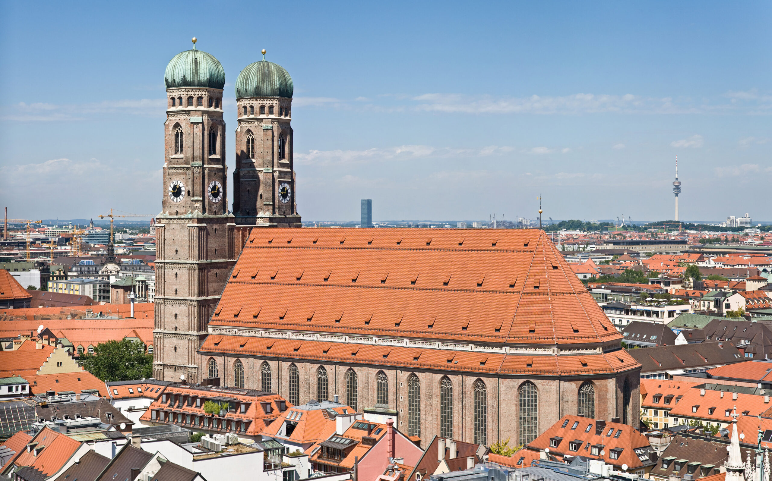 https://upload.wikimedia.org/wikipedia/commons/d/da/Frauenkirche_Munich_-_View_from_Peterskirche_Tower2.jpg