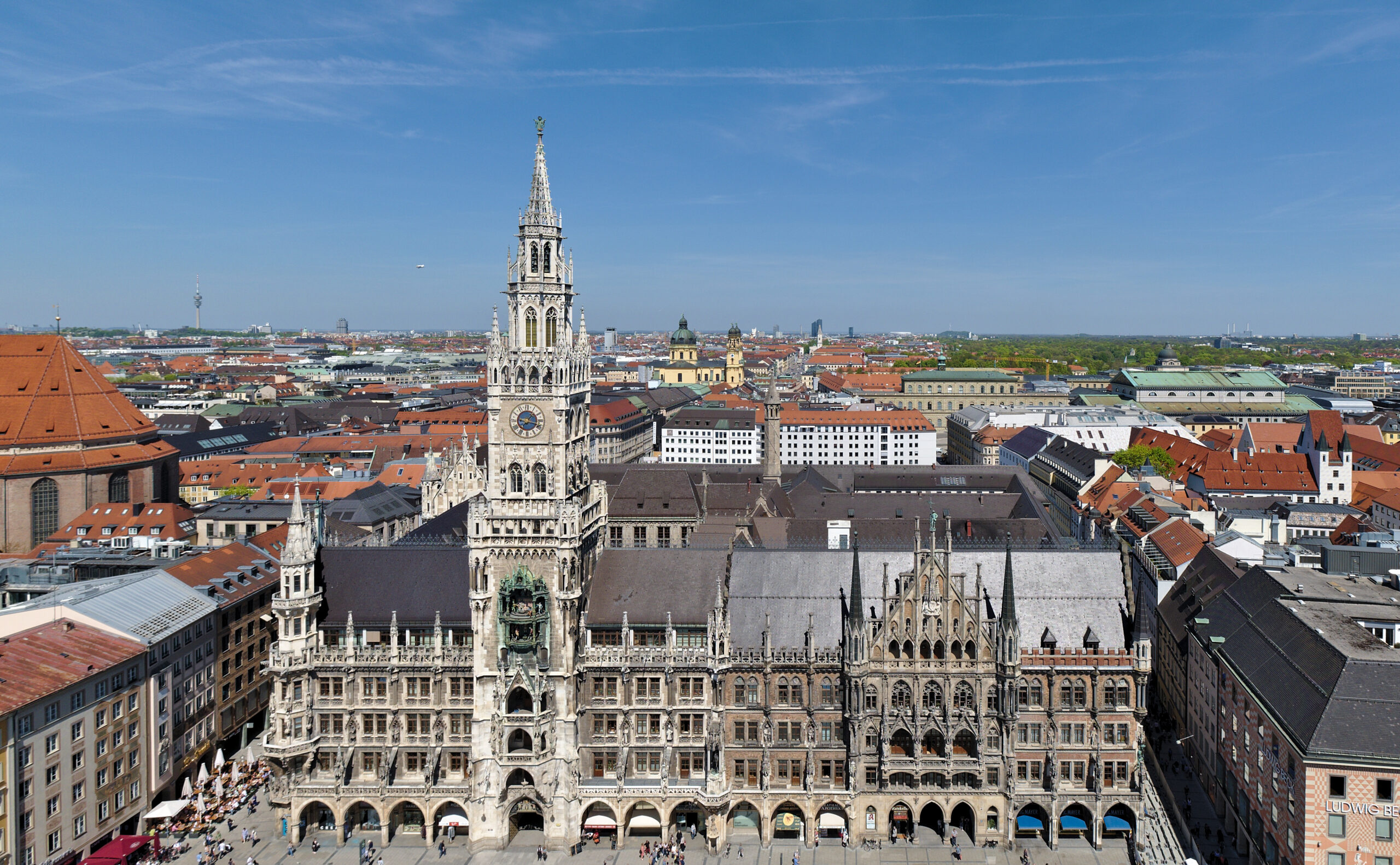 https://upload.wikimedia.org/wikipedia/commons/c/c9/Neues_Rathaus_M%C3%BCnchen_2018.jpg