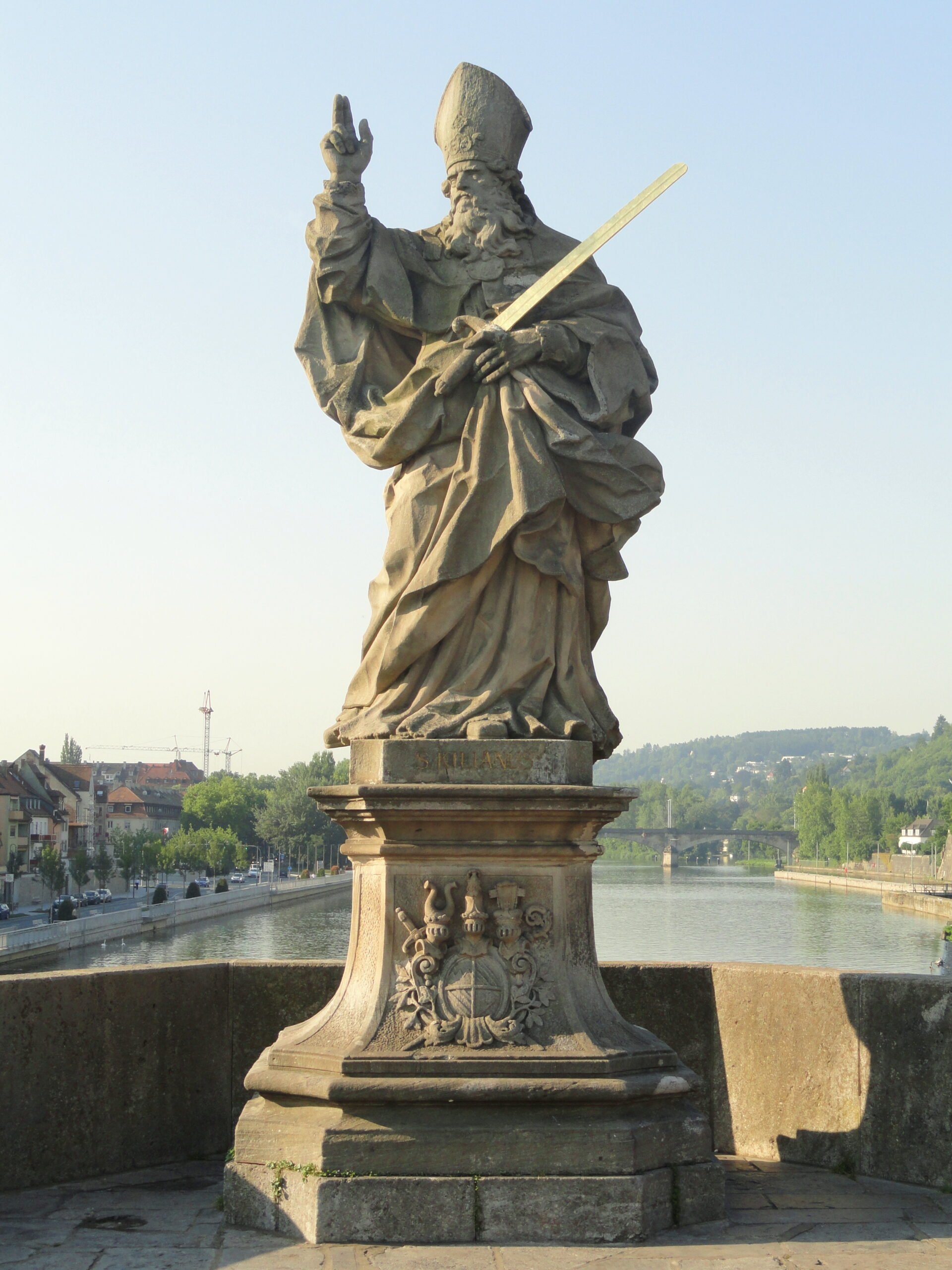 https://upload.wikimedia.org/wikipedia/commons/d/d4/Statue_of_Saint_Kilian_-_Alte_Mainbr%C3%BCcke%2C_W%C3%BCrzburg_-_DSC02929.JPG