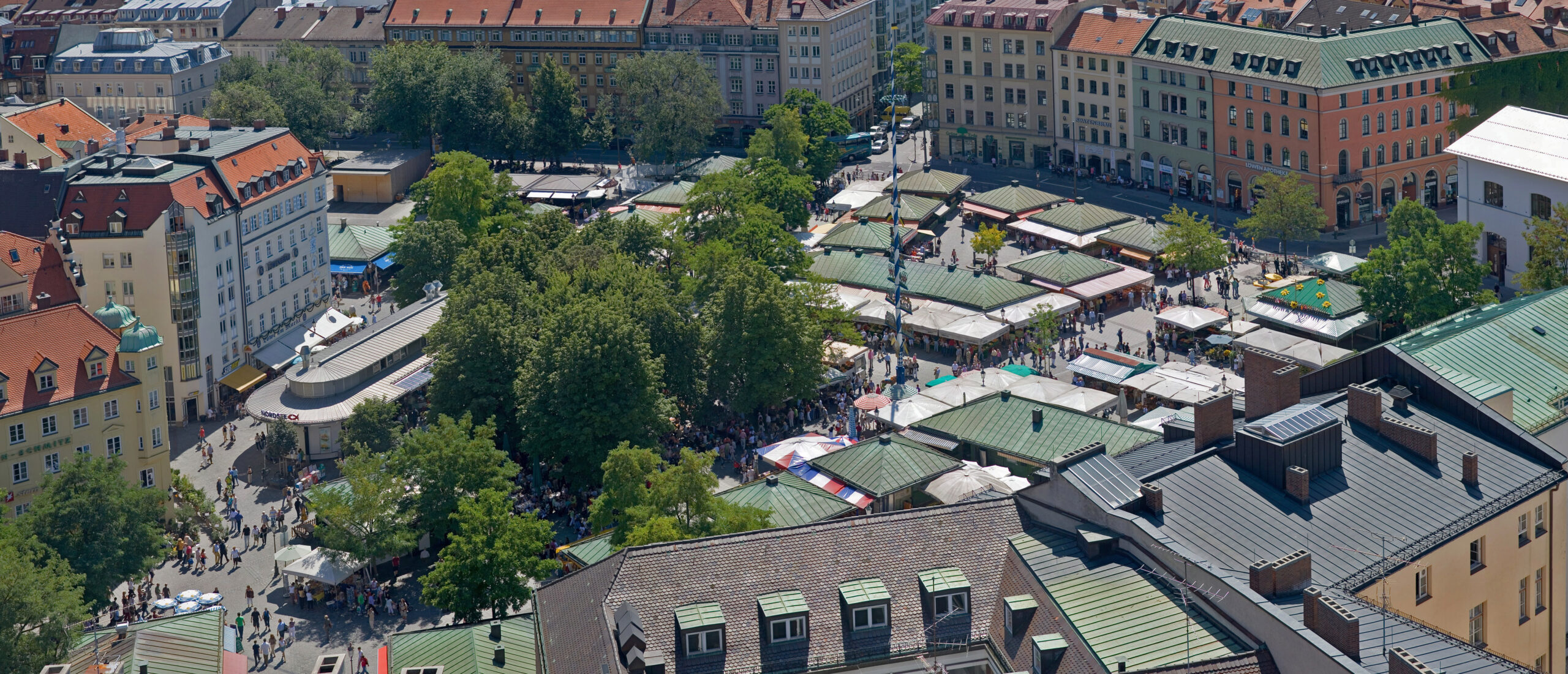 https://upload.wikimedia.org/wikipedia/commons/f/f8/Viktualienmarkt_Aerial_View_in_Munich.jpg